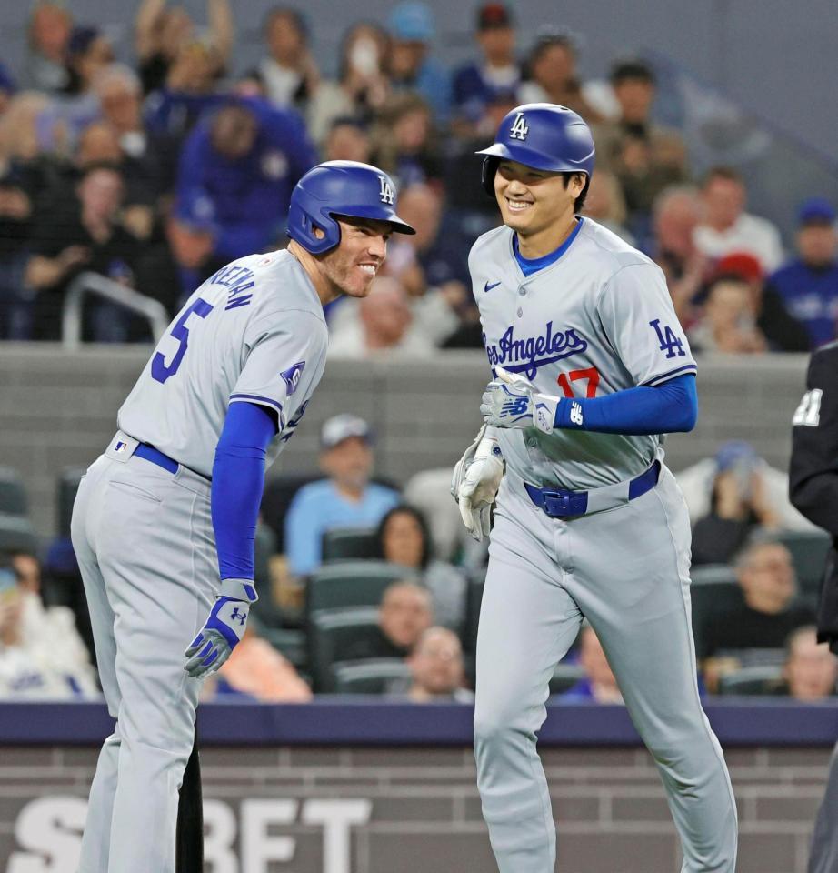 　１回、７号ソロを放ちフリーマン（左）に迎えられる大谷（共同）