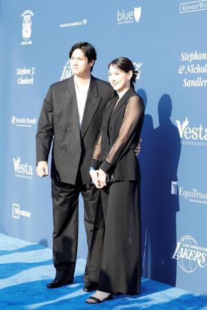 　ドジャースタジアムで行われたチャリティーイベントに出席したドジャース・大谷翔平（左）と妻真美子さん（代表撮影）