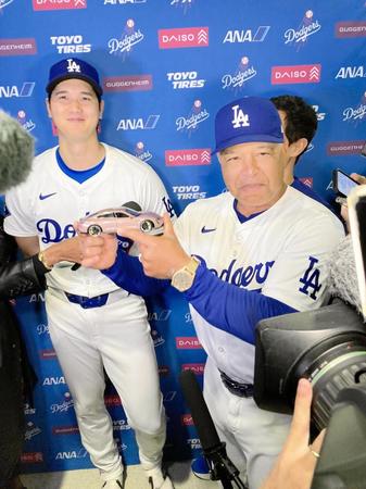 　ポルシェのミニカーを持って大谷の会見に乱入したロバーツ監督（撮影・小林信行）