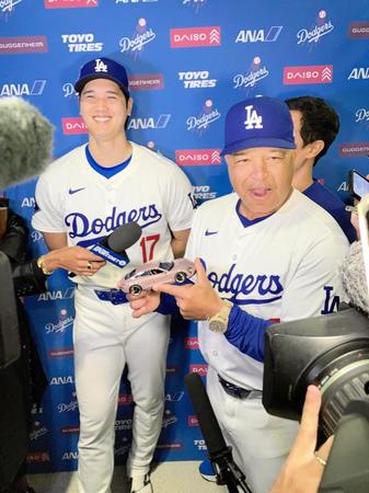　ポルシェのミニカーを持って大谷の会見に乱入したロバーツ監督（撮影・小林信行）