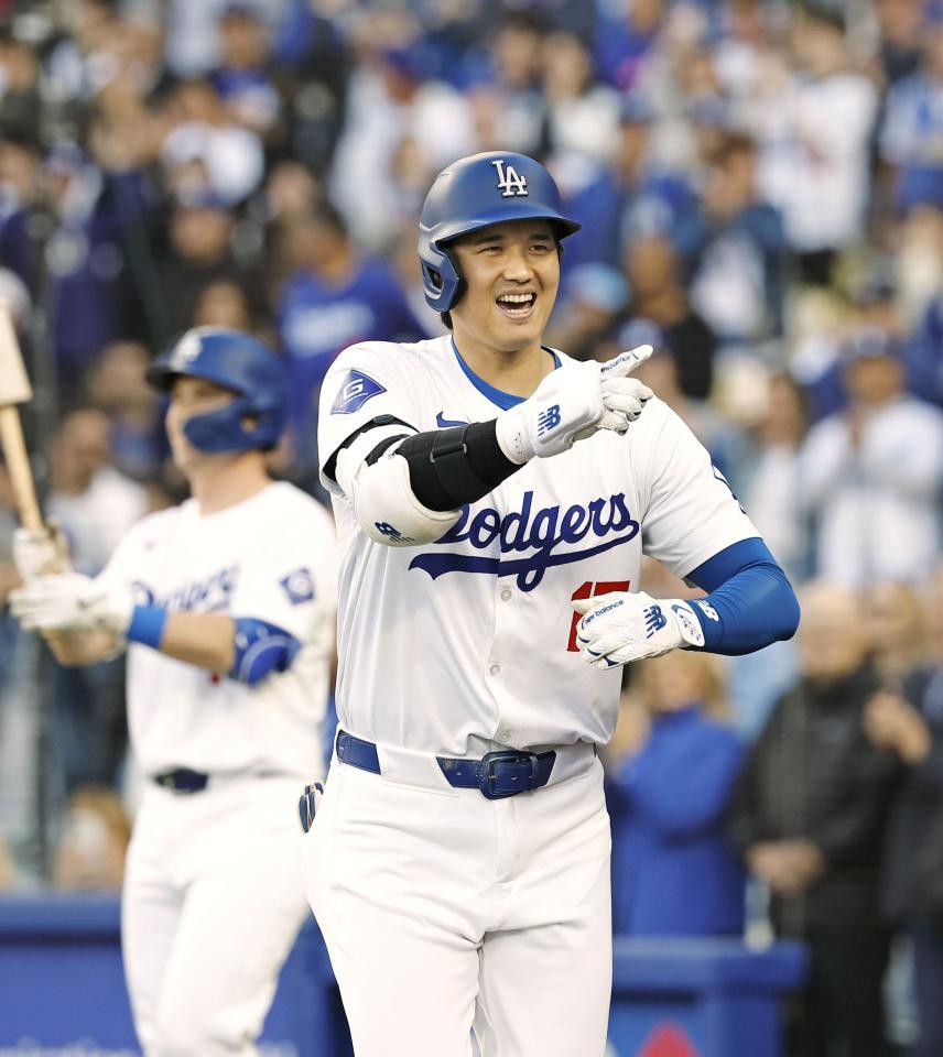 大谷翔平とロバーツ監督のほほえましい師弟愛「いいタイミングで打てたので良かった」指揮官に粋なポルシェプレゼント その日に記録更新の一撃/大 ...