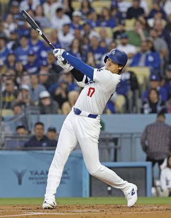 　３試合連続本塁打となる１１号２ランを放つ大谷（提供・共同通信社）