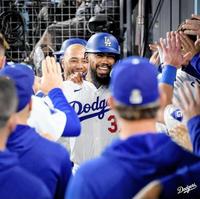 　３回、左翼へソロアーチを放ったＴ・ヘルナンデス（ロサンゼルス・ドジャース提供）