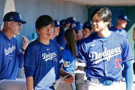 　米大リーグ、ドジャースの大谷（右）と水原一平被告＝３月（共同）