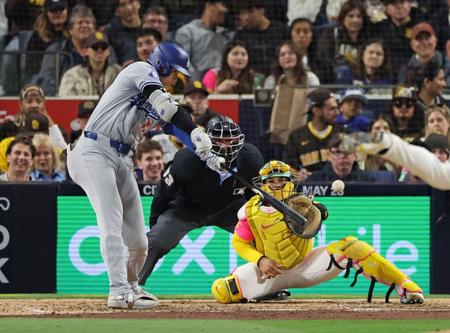 　８回、左中間に二塁打を放つ大谷（共同）