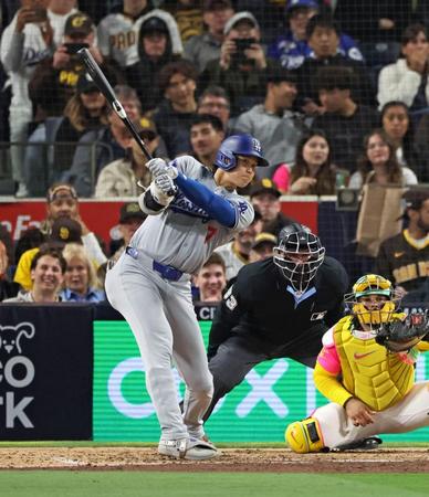 　８回、左中間に二塁打を放つ大谷（共同）