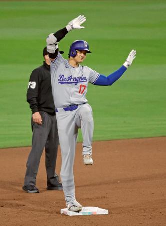 　８回、二塁打を放ち塁上でポーズをとる大谷（共同）