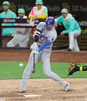 　８回、左中間に二塁打を放つ大谷（共同）