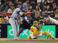 　８回、左中間に二塁打を放つ大谷（共同）