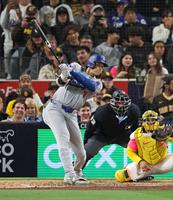 　８回、左中間に二塁打を放つ大谷（共同）