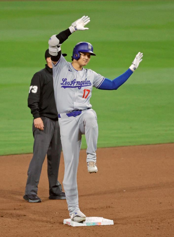 　８回、二塁打を放ち塁上でポーズをとる大谷（共同）