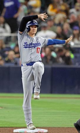 　８回、二塁打を放ち塁上でポーズを決めるドジャース・大谷（共同）