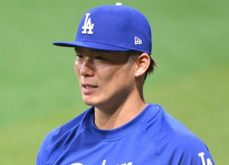 ドジャース山本由伸の右胸にファウルボールが直撃　本人は笑顔も笑えないアクシデント