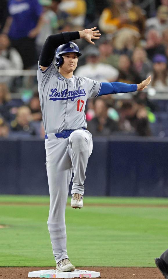 　８回、二塁打を放ち塁上でポーズを決めるドジャース・大谷（共同）