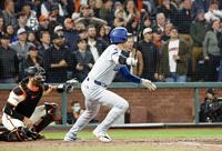 　ジャイアンツ戦の９回、左前打を放つ大谷