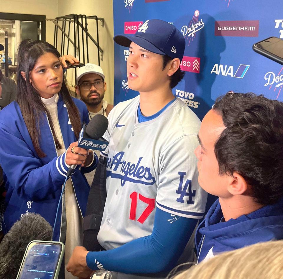 　試合後に取材に応じるドジャース・大谷（共同）