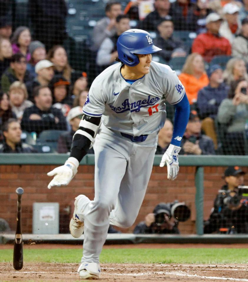 　５回、中前打を放つドジャース・大谷（共同）