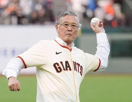 　ジャイアンツとロッキーズとの試合で始球式を行う村上雅則氏（ＡＰ＝共同）