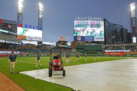 　雨のため試合開始が遅れ、シートがかけられたブレーブス－パドレス戦