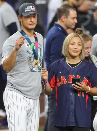 　ＷＢＣで優勝し、笑顔を見せるダルビッシュ（左）と妻の聖子さん＝２３年３月