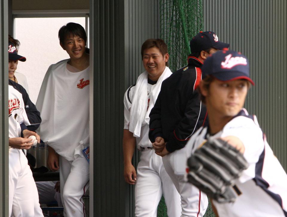 　笑顔でダルビッシュの投球を見つめる松坂（中央）と岩隈（左）＝２００９年２月