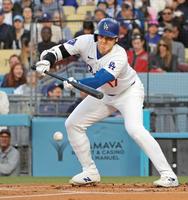 　１回、セーフティーバントを決めるドジャース・大谷（共同）