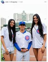 　リース（左）、カルドーソと記念撮影を行う今永。カブスのインスタグラム（ｃｕｂｓ）より。