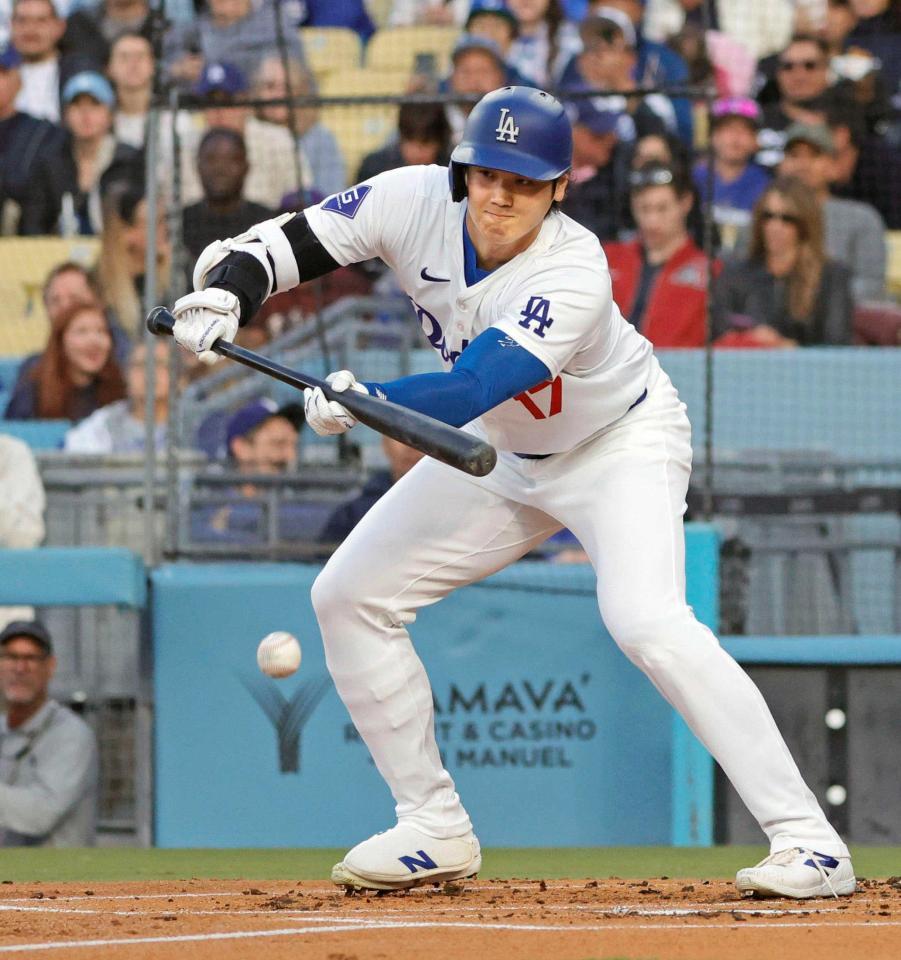 　１回、セーフティーバントを決めるドジャース・大谷（共同）