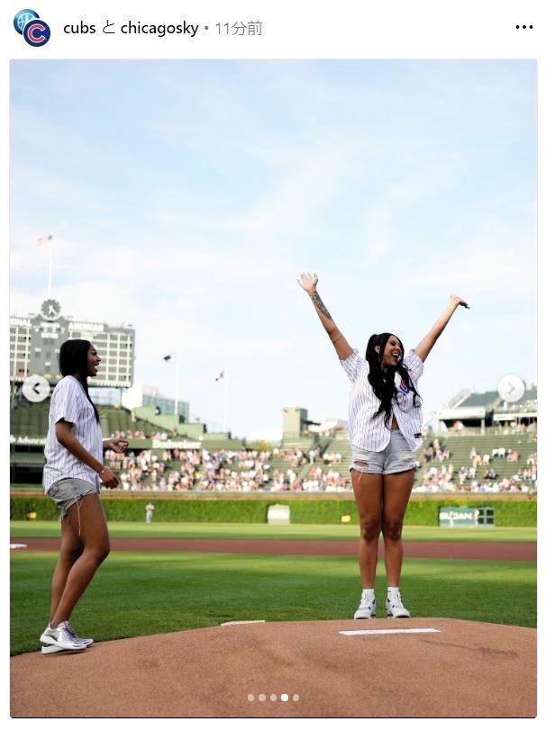 　始球式に登場したリース（左）とカルドーソ。カブスのインスタグラム（ｃｕｂｓ）より。