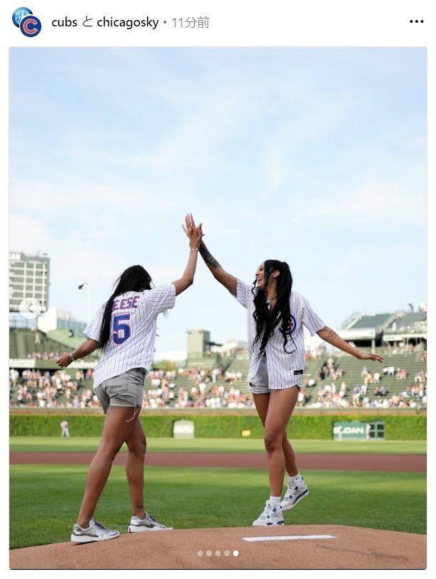 　始球式に登場したリース（左）とカルドーソ。カブスのインスタグラム（ｃｕｂｓ）より。