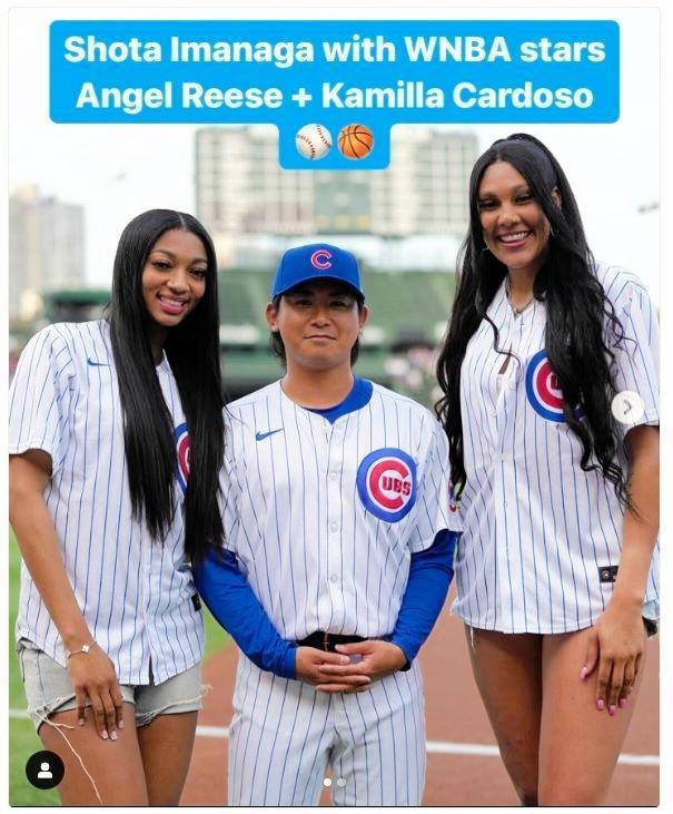 　リース（左）、カルドーソと記念撮影を行う今永。ＭＬＢ公式のインスタグラム（ｍｌｂ）より。