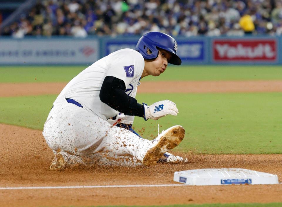 　ダイヤモンドバックス戦の４回、三盗するドジャース・大谷。捕手悪送球で生還する（共同）