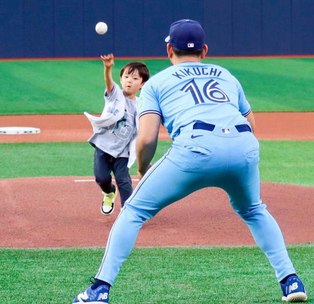 菊池雄星 4歳長男が始球式 捕手役パパに力いっぱい「うるっときた
