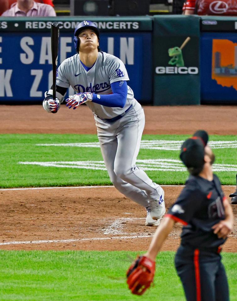 　６回、遊飛に倒れる大谷（共同）