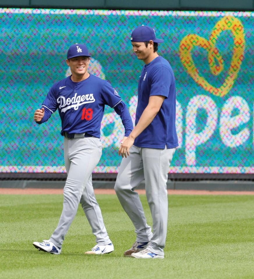 　試合前に談笑する山本（左）と大谷（共同）