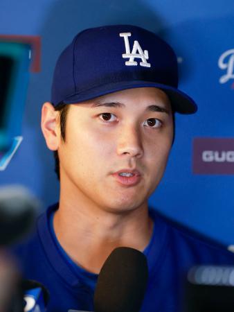 　取材に応じる米大リーグ、ドジャースの大谷翔平＝２７日、ニューヨーク（共同）