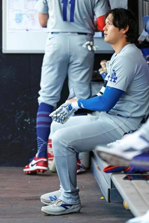 　ダブルヘッダー第１試合の３回、一ゴロに倒れベンチに戻った大谷（共同）