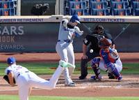 　ダブルヘッダー第１試合の３回、一ゴロに倒れた大谷。投手メギル（共同）