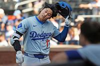 　ダブルヘッダー第１試合の３回、一ゴロに倒れベンチに戻る大谷（共同）