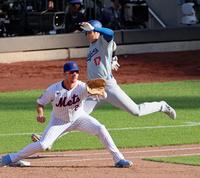 　ダブルヘッダー第１試合の８回、遊ゴロで一塁に駆け込み出塁する大谷（共同）