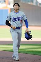 　ダブルヘッダー第１試合の８回、攻撃を終えベンチに引き揚げる大谷（共同）