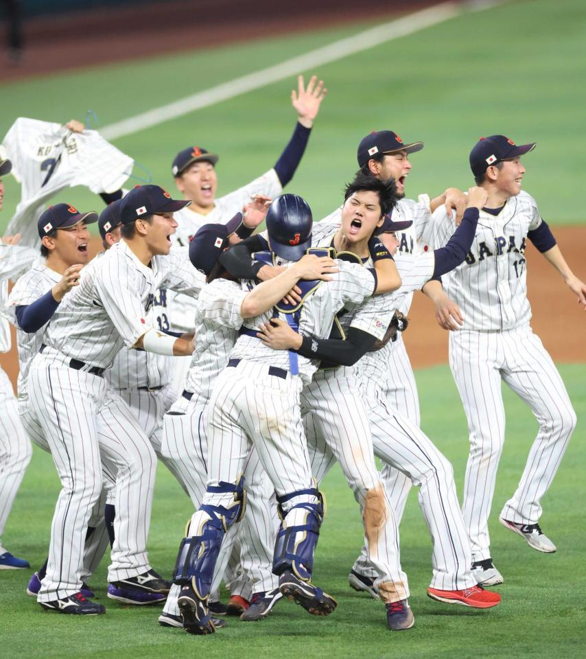 　世界一に輝き抱き合い喜ぶ大谷（中央）ら侍ジャパン＝２３年３月