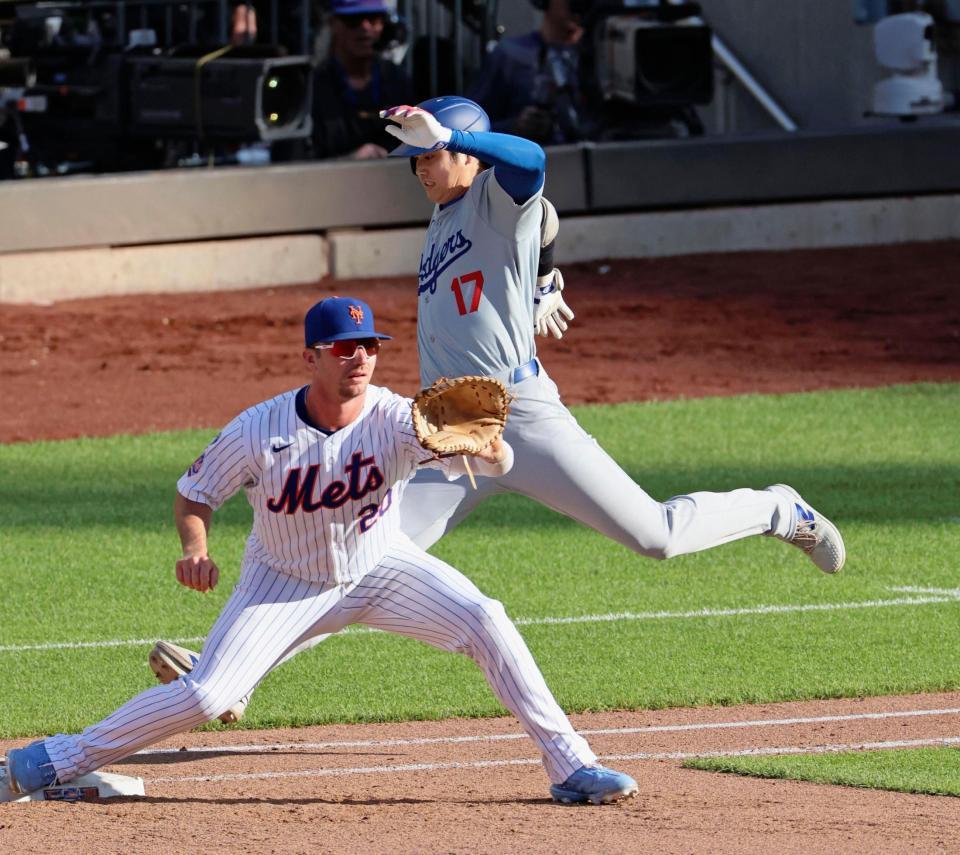 　ダブルヘッダー第１試合の８回、遊ゴロで一塁に駆け込み出塁する大谷（共同）