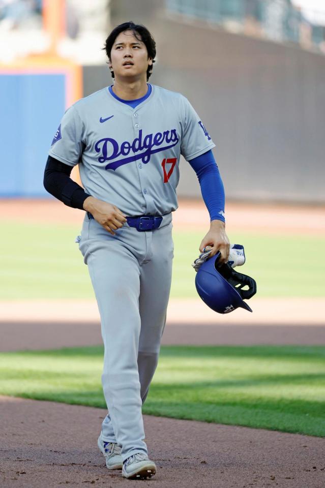 　ダブルヘッダー第１試合の８回、攻撃を終えベンチに引き揚げる大谷（共同）