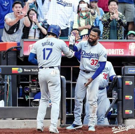 　８回、１４号２ランを放ってベンチ前でＴ・ヘルナンデスに出迎えられる大谷（ロサンゼルス・ドジャース提供）