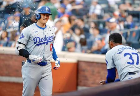 　メッツ戦の８回、14号２ランを放ち、Ｔ・ヘルナンデス（37）からヒマワリの種を浴びせられる大谷
