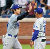　メッツに快勝し、ロバーツ監督（右）とタッチを交わす大谷