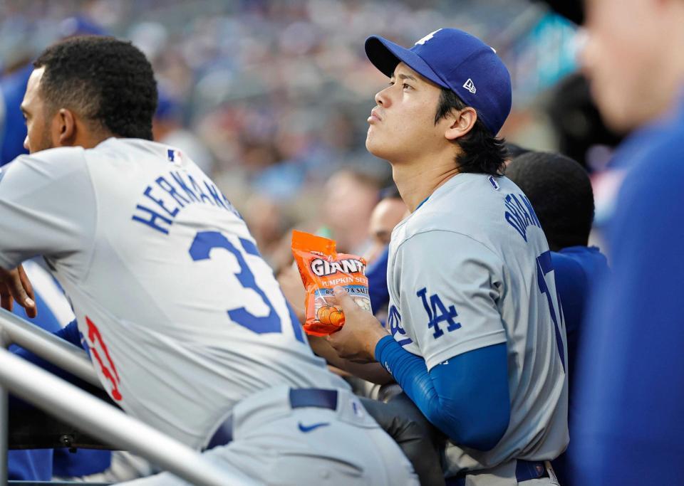 　メッツとのダブルヘッダー第２試合で先発を外れ、ベンチで試合を見守るドジャース・大谷（共同）