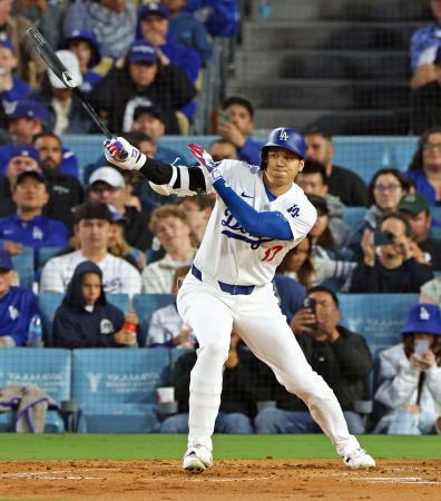 　ロッキーズ戦の４回、二直に倒れるドジャース・大谷＝ロサンゼルス（共同）