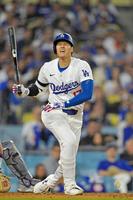 　６回、自打球を当てた大谷（ゲッティ＝共同）